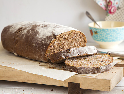 לחם אגוזים מקמח מלא (צילום: אסף אמברם, mako אוכל)