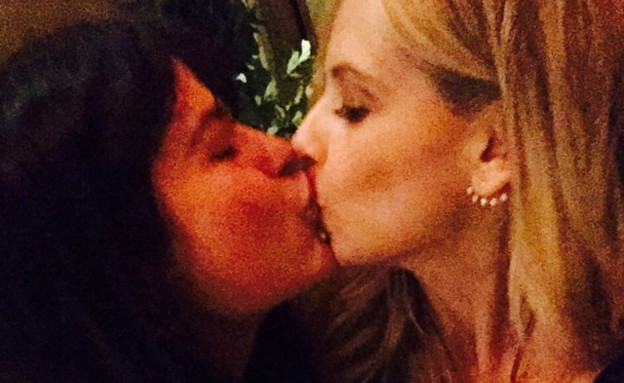 שרה מישל גלר וסלמה בלייר מתנשקות (צילום: מתוך אינסטגרם/sarahmgellar)