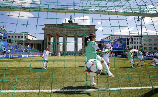 אווירת קרנבל כדורגל בברלין (צילום: רויטרס)