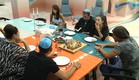 הדיירים עורכים ארוחת שישי (צילום: מתוך האח הגדול VIP, שידורי קשת)