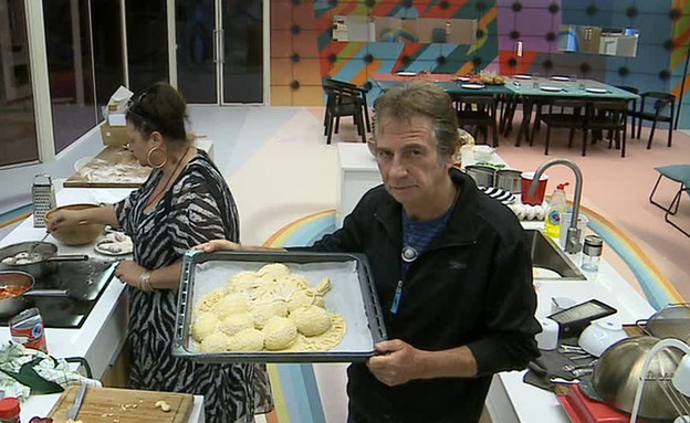 מוטי מציג את הלחם שעשה לפני כניסתו לתנור (צילום: מתוך האח הגדול VIP, שידורי קשת)