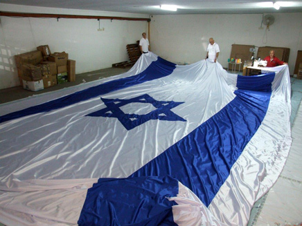 הכנת הדגל הגדול בישראל (צילום: לני מרום)