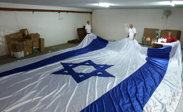 הכנת הדגל הגדול בישראל (צילום: לני מרום)