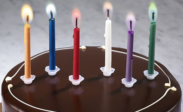 נרות יום הולדת 06, גם הלהבה צבעונית (צילום: momastore.org)