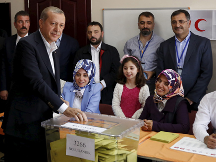 רג'פ טאיפ ארדואן נשיא טורקיה מצביע בבחירות (צילום: רויטרס)