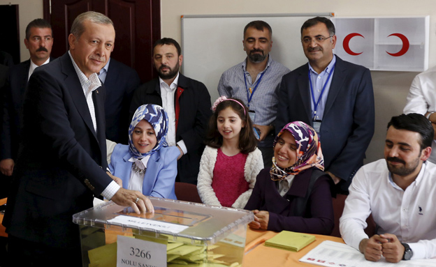 רג'פ טאיפ ארדואן נשיא טורקיה מצביע בבחירות (צילום: רויטרס)