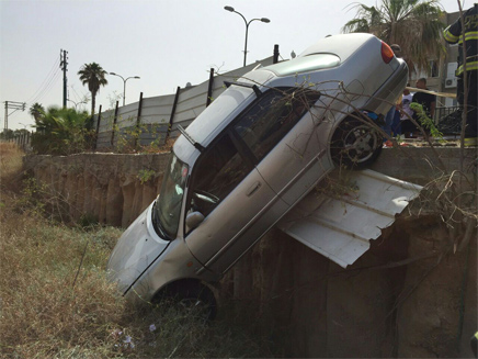 המכונית שהידרדרה, היום (צילום: דוברות כבאות תל אביב)