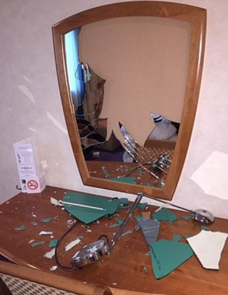 הבן של טום הנקס נזק במלון 1 (צילום: Sunday Mirror)
