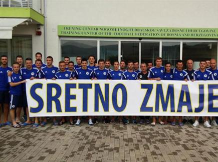 נערכים לכדורגל, תומכים בכדוריד (מתוך הפייסבוק של אדין דז'קו) (צילום: ספורט 5)