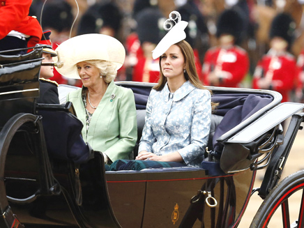 קייט מידלטון וקמילה מגיעות לארמון (צילום: רויטרס)