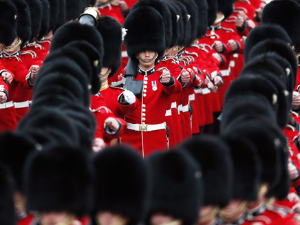 כאלף חיילים לכבוד המלכה (צילום: רויטרס)