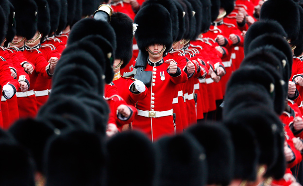 כאלף חיילים לכבוד המלכה (צילום: רויטרס)