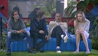 איציק, סתיו , מוטי ונירו יושבים בחצר (צילום: מתוך האח הגדול VIP, שידורי קשת)