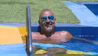 איציק נהנה בבריכה (צילום: מתוך האח הגדול VIP, שידורי קשת)