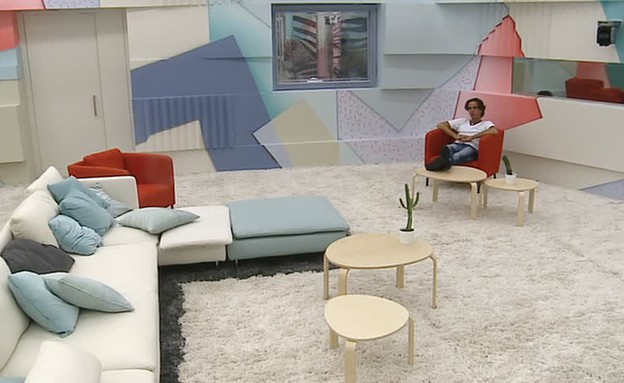 נירו יושב לבדו בסלון  (צילום: מתוך האח הגדול VIP, שידורי קשת)