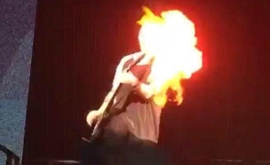 מייקל קליפורד עולה באש (צילום: twitter)