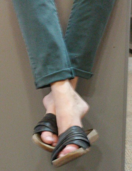 שלי יחימוביץ' בנעליים שטוחות (צילום: מתוך חי בלילה, שידורי קשת)