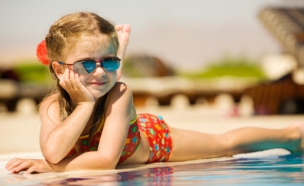 ילדה בבריכה עם משקפי שמש (צילום: istockphoto)