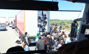 מול המצלמה: מהגרים הסתננו למשאית (צילום: sky news)