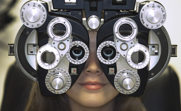 אישה במהלך בדיקת ראיה (אילוסטרציה: FogStock/Jennifer Okamoto, Thinkstock)