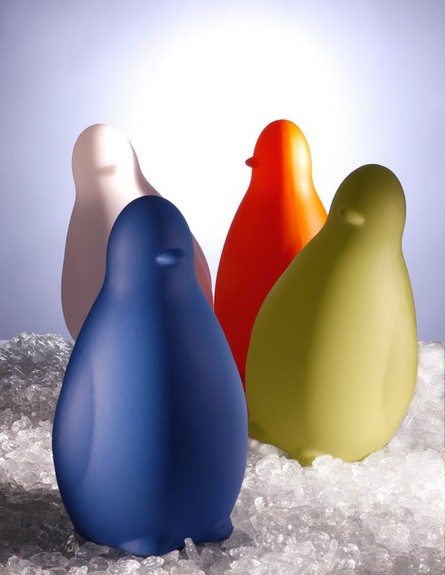 מצננים 23, מנורות פינגווין צבעוניות (צילום: טל קמחי)