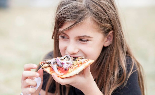 מיכאלה, בתה של טל גלבוע, אוכלת פיצה טבעונית (צילום: רועי שפרניק)