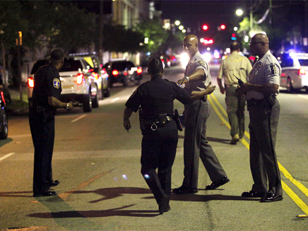 חוקרים את הירי דקות אחרי הירי בצ'ארלסטון (צילום: רויטרס)