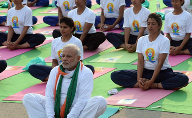 מודי , ראש ממשלת הודו- מתרגל בניו דלהי (צילום: sky news)