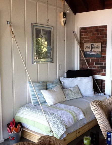 חדרי שינה בחוץ 19, מיטת רביצה מעוגנת לקיר (צילום: Karyn Lisk, homet)