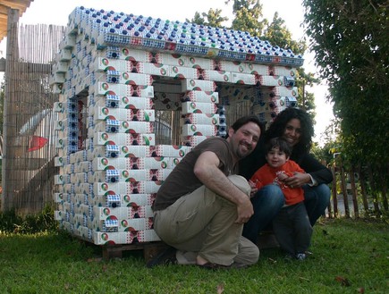 ילדים בקיץ, בית מקרטוני חלב שיצרה משפחת רישין (צילום: hadmilkplayhou)