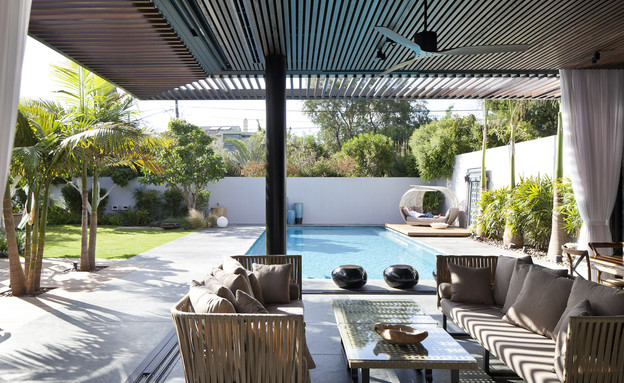 חדרי שינה בחוץ 02, משקיפה על החצר, הבריכה והבית חדרי שינה בחוץ 02, משקיפה על החצר, הבריכה והבית