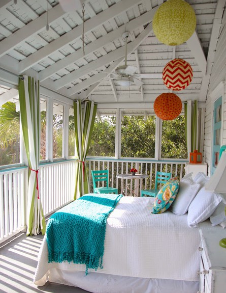 חדרי שינה בחוץ 04, מיטה שמוקמה לרוחב המרפסת (צילום: houseofturquois)