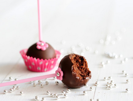 קייקפופס שוקולד חגיגיים - עם ביס (צילום: שרית נובק - מיס פטל, mako אוכל)