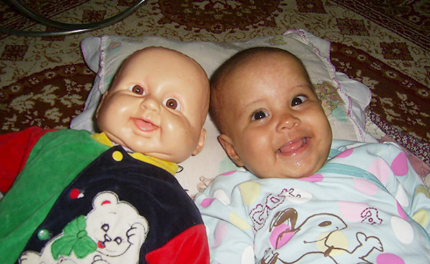 התינוקות שדומים לבובות שלהם (צילום: boredpanda)