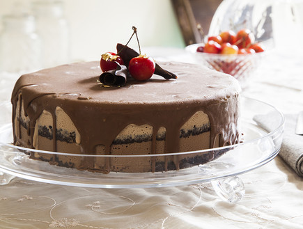 עוגת גלידה שוקולד ודובדבנים (צילום: אסף אמברם, mako אוכל)