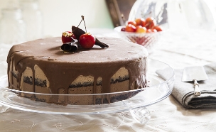 עוגת גלידה שוקולד ודובדבנים (צילום: אסף אמברם, אוכל טוב)