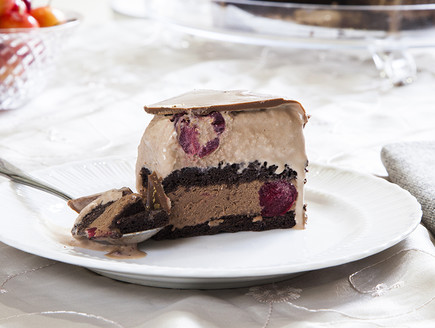 עוגת גלידה שוקולד ודובדבנים (צילום: אסף אמברם, mako אוכל)