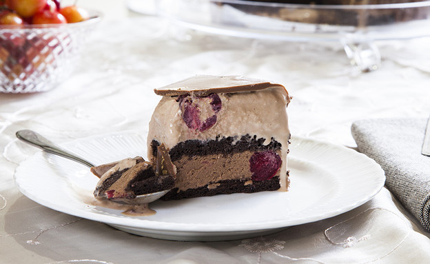 עוגת גלידה שוקולד ודובדבנים (צילום: אסף אמברם, אוכל טוב)