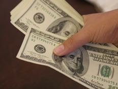 יד סופרת שטרות דולר (צילום: חדשות 2)