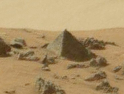 פירמידה בחלל (צילום: NASA)