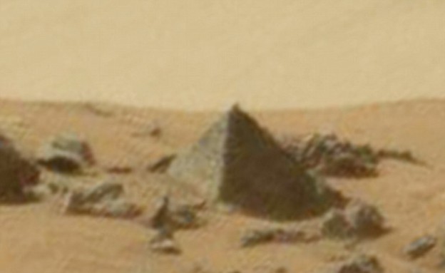 פירמידה בחלל (צילום: NASA)