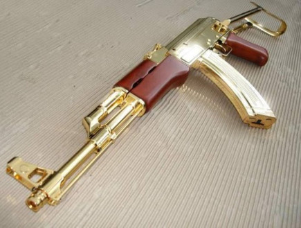 רובה בציפוי זהב (צילום: the brigade)