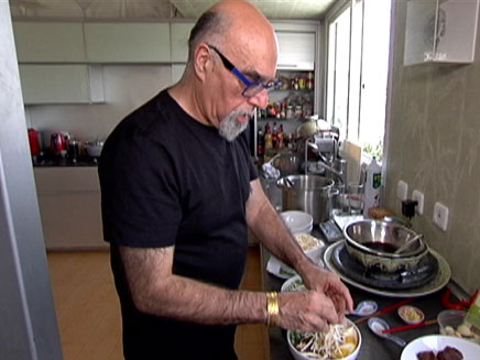 צפו: השף אהרוני חוזר לבשל במסעדה חדשה (צילום: חדשות 2)