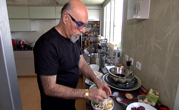 צפו: השף אהרוני חוזר לבשל במסעדה חדשה (צילום: חדשות 2)