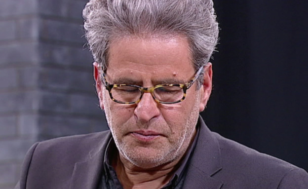 אייל שני עוצם עיניים ומתענג על המנה של רחל