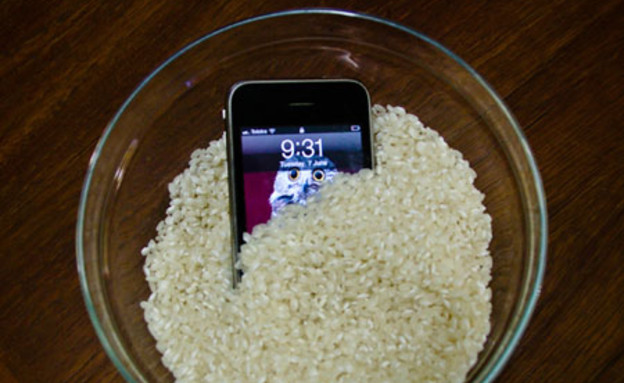 אייפון רטוב בתוך אורז (קרדיט: lifetricks.co.uk)