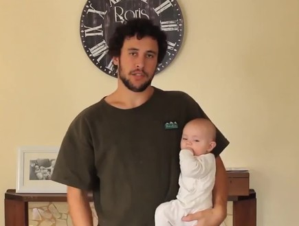 איך להחזיק תינוק? (צילום: יוטיוב )