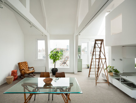 בית באמסטרדם, חלל מגורים פתוח, אזור אכילה ויציאה למרפסת (צילום: Takumi Ota Photography)