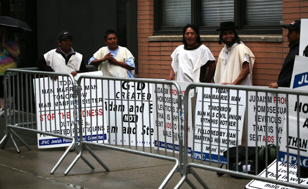 מפגינים בשכר במצעד הגאווה (צילום: The New York Times)
