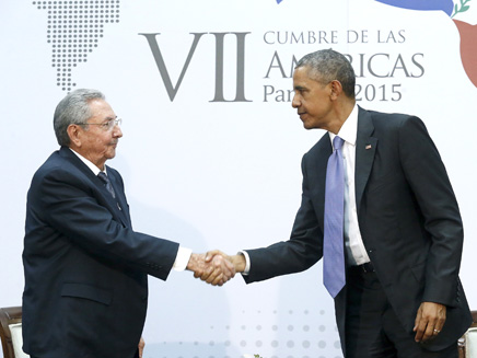 קסטרו ואובמה בפגישה לא רשמית (צילום: רויטרס)